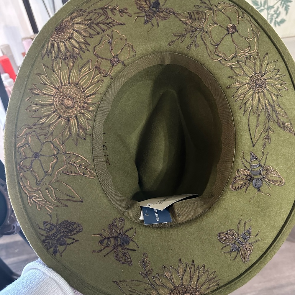 Wide brim hat